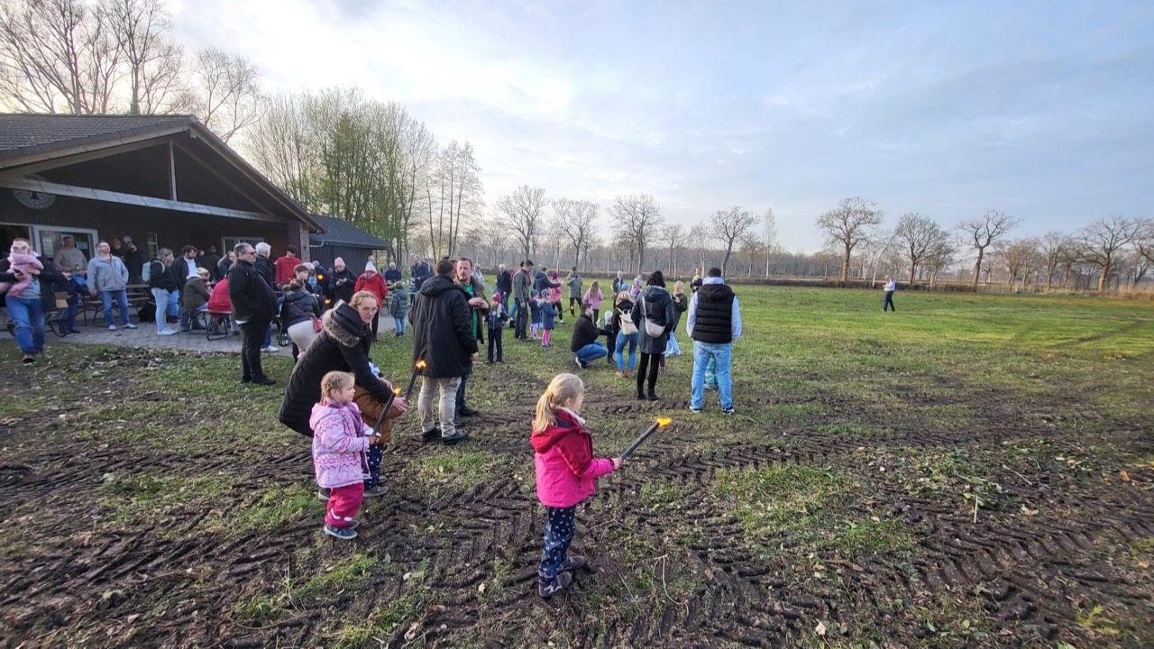 Kinder mit Fackeln beim Osterfeuer 2026