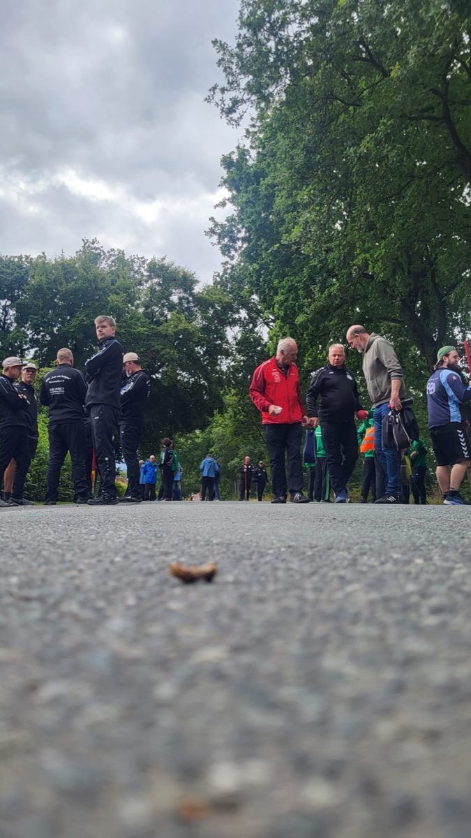 Teilnehmende auf der Straße während des Wettbewerbs